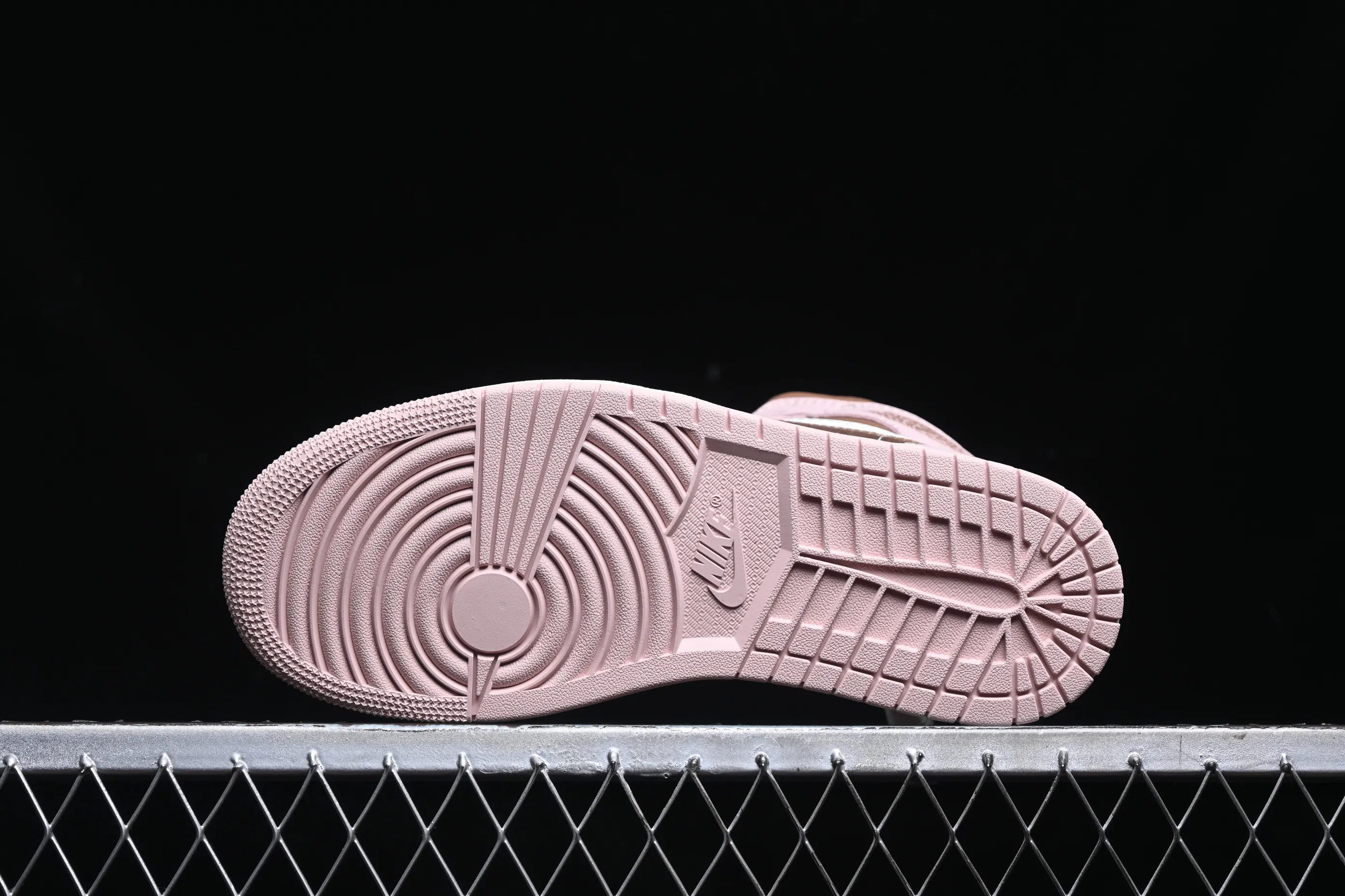 All categories Air Jordan Jordan series basketball shoes Air Jordan 1 Mid G version pure original Air Jordan 1 Mid AJ1 Joe 1 Khaki powder China basketball shoes BQ6472-620